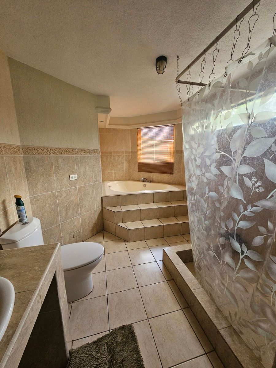 9 de 22: Baño de habitación máster