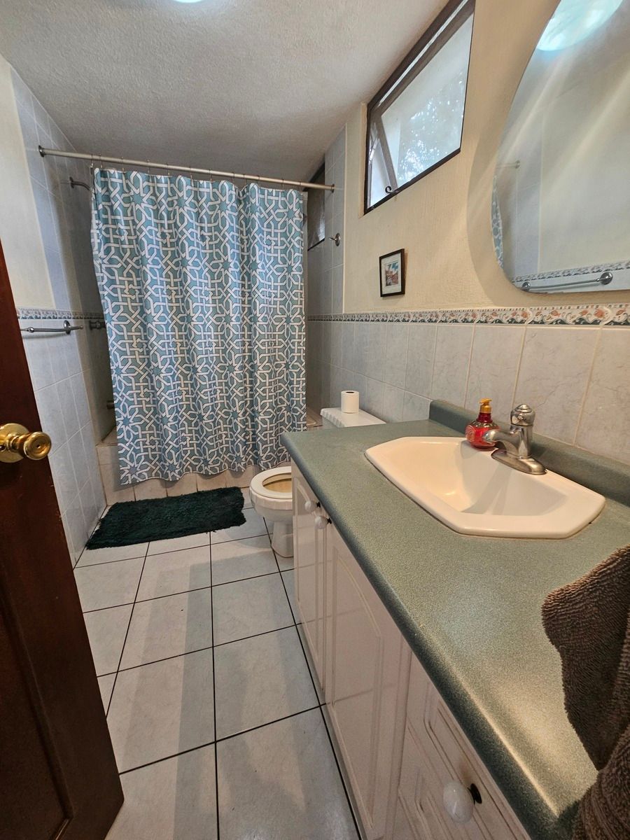 18 de 22: baño secundario completo