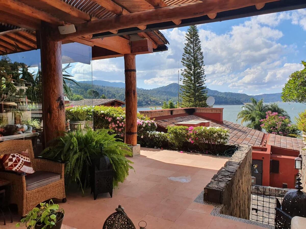 1 of 18: VISTA A TERRAZA Y ACCESO A CALLE