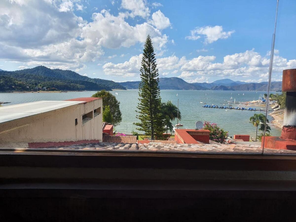 2 of 18: VISTA AL LAGO