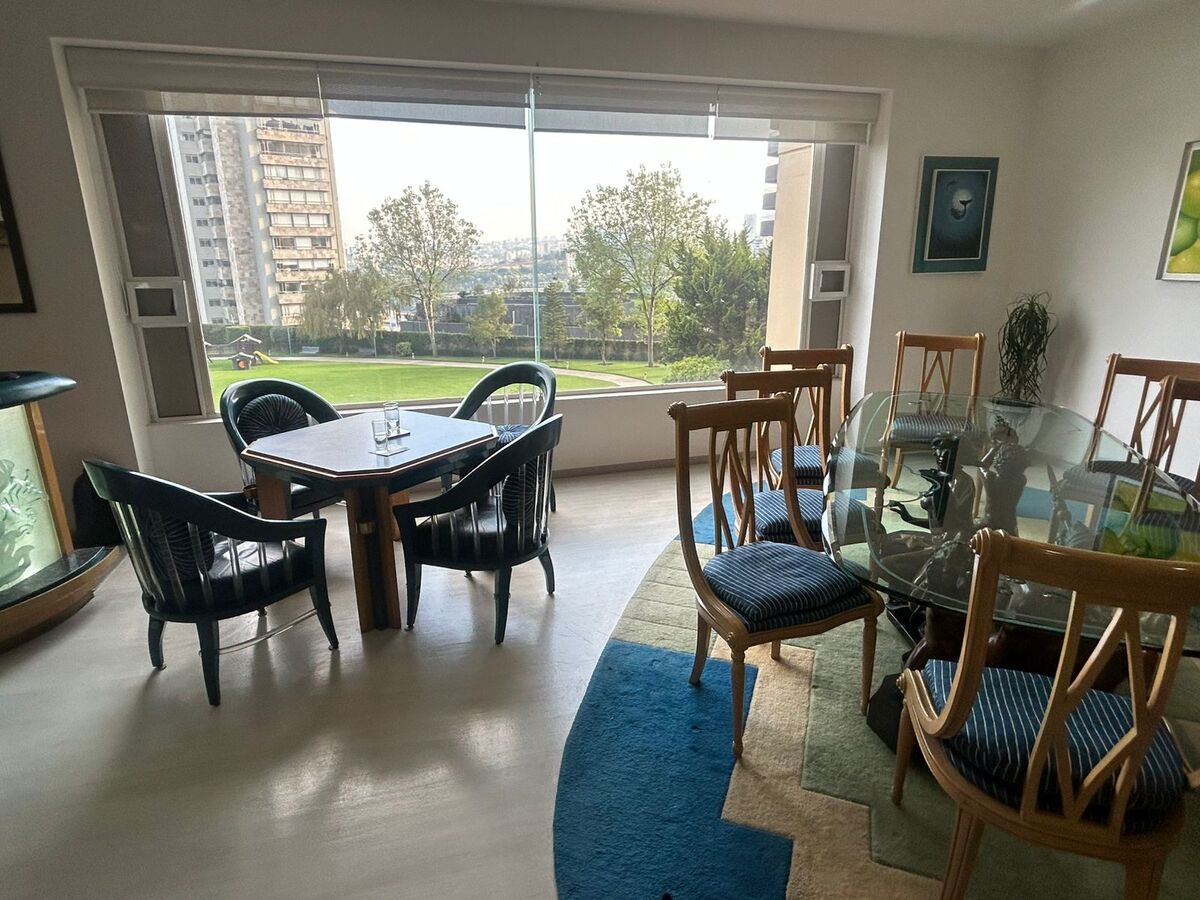 3 of 16: Mesa de juegos