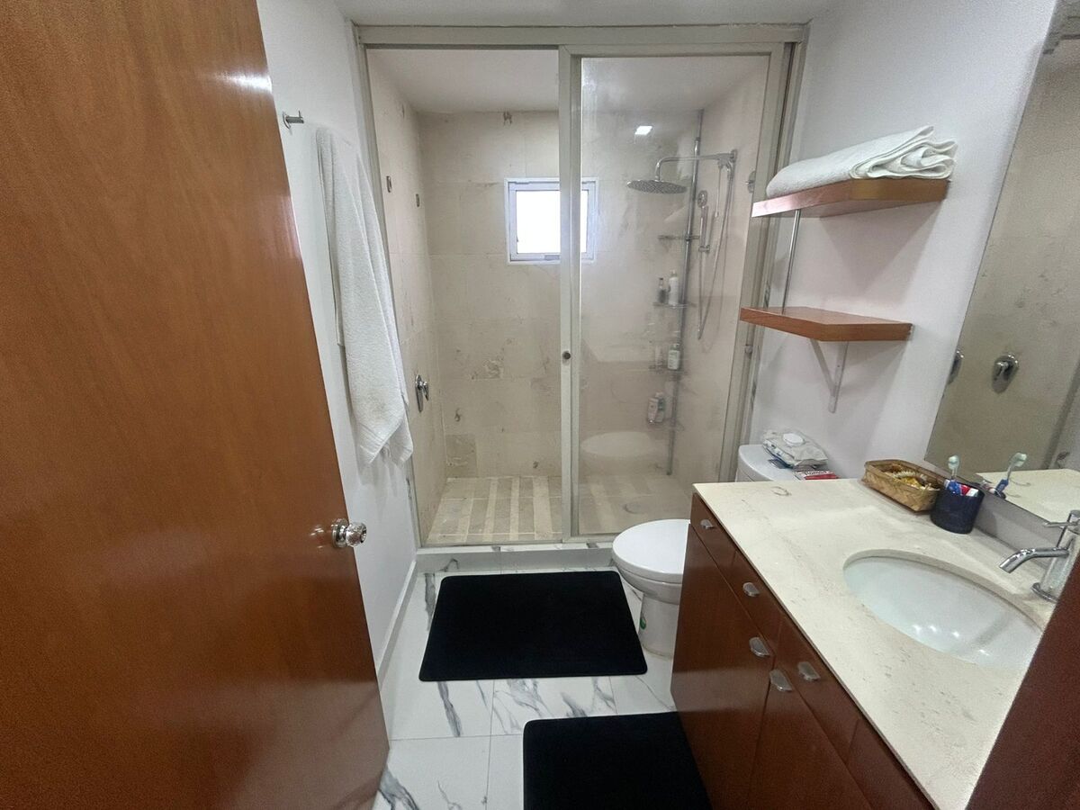 13 of 16: Baño Secundario