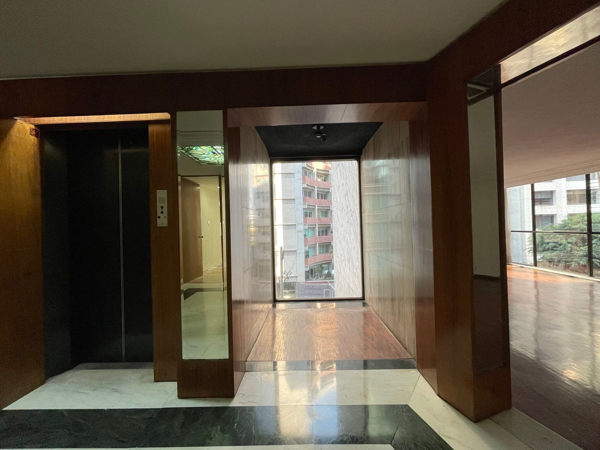 11 de 31: Nicho en recepción