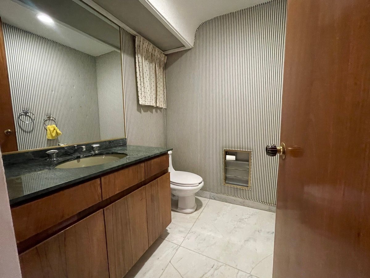 19 de 31: Toilette para servicio a visitas