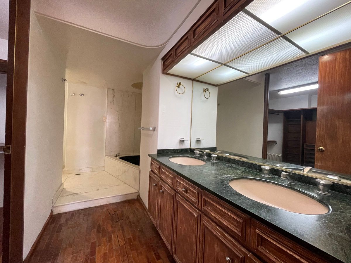 23 de 31: Baño de recámara principal