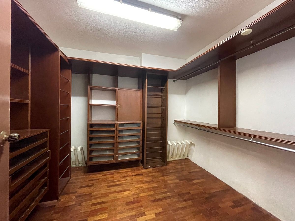 22 de 31: Vestidor de recámara principal