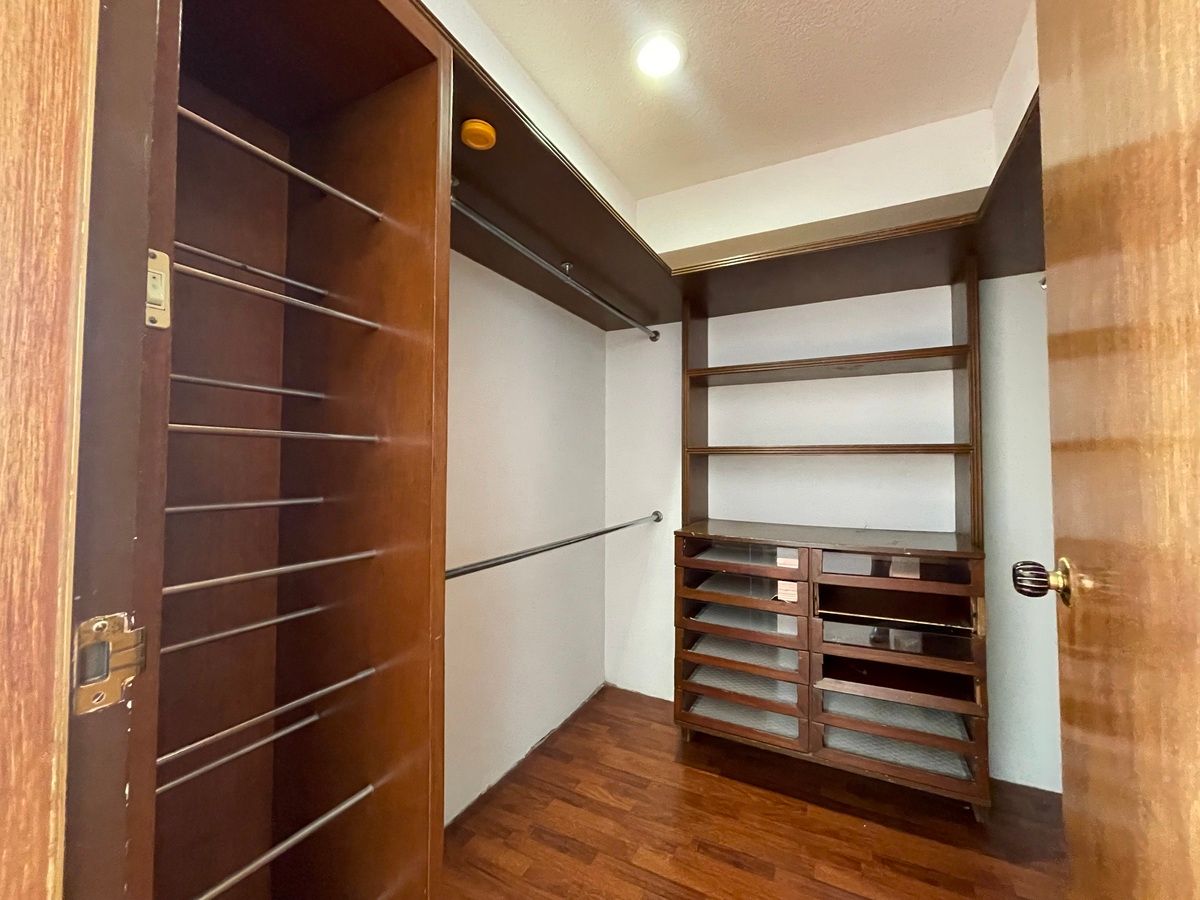 25 de 31: Vestidor de recámara 2