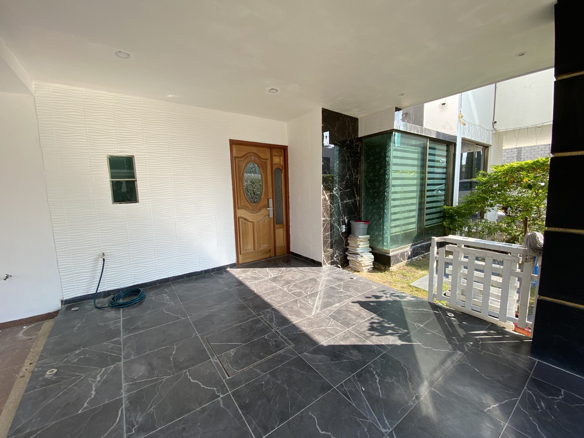 4 de 38: Garaje y jardín