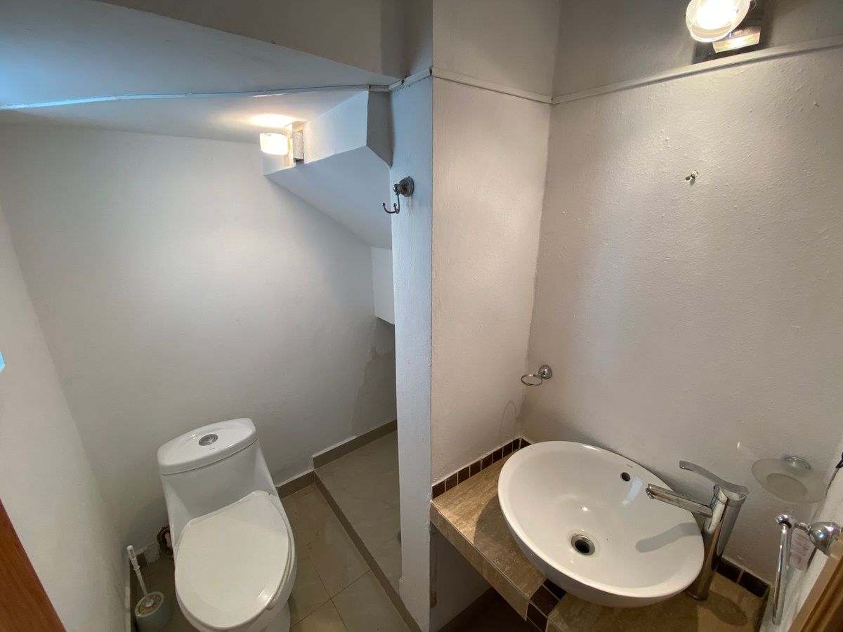 6 de 38: Medio Baño (social)