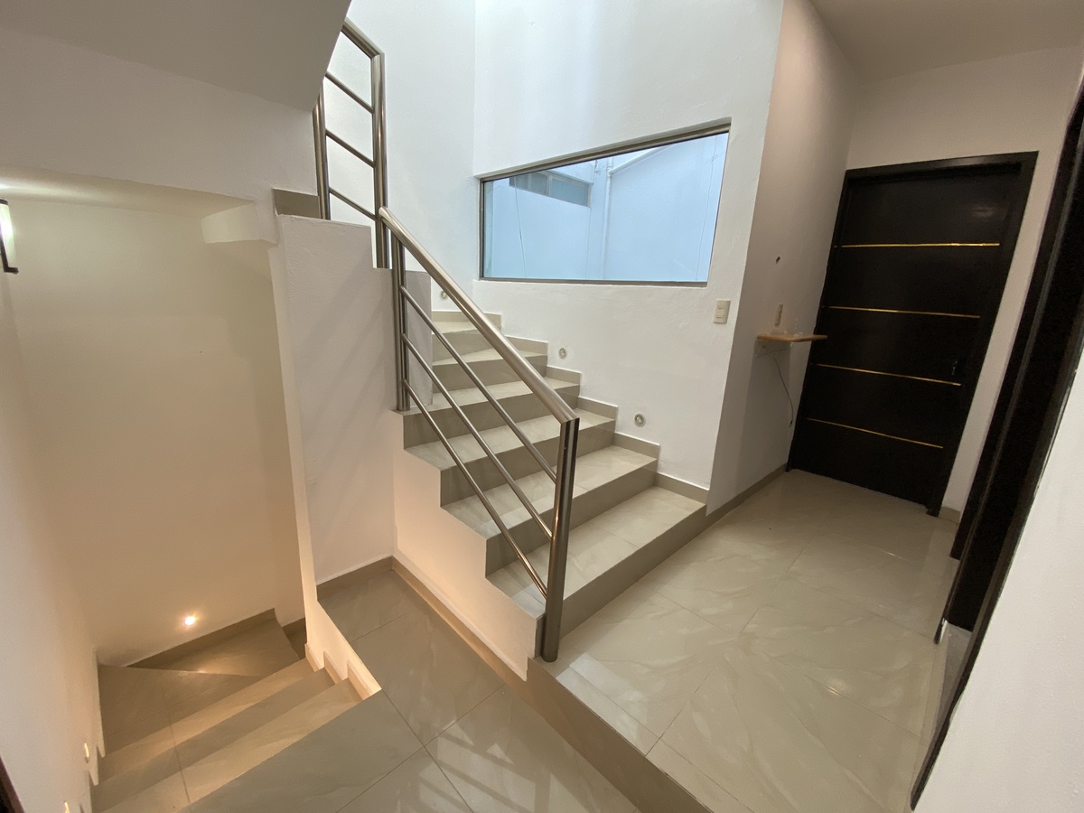 12 de 38: Escaleras con iluminación