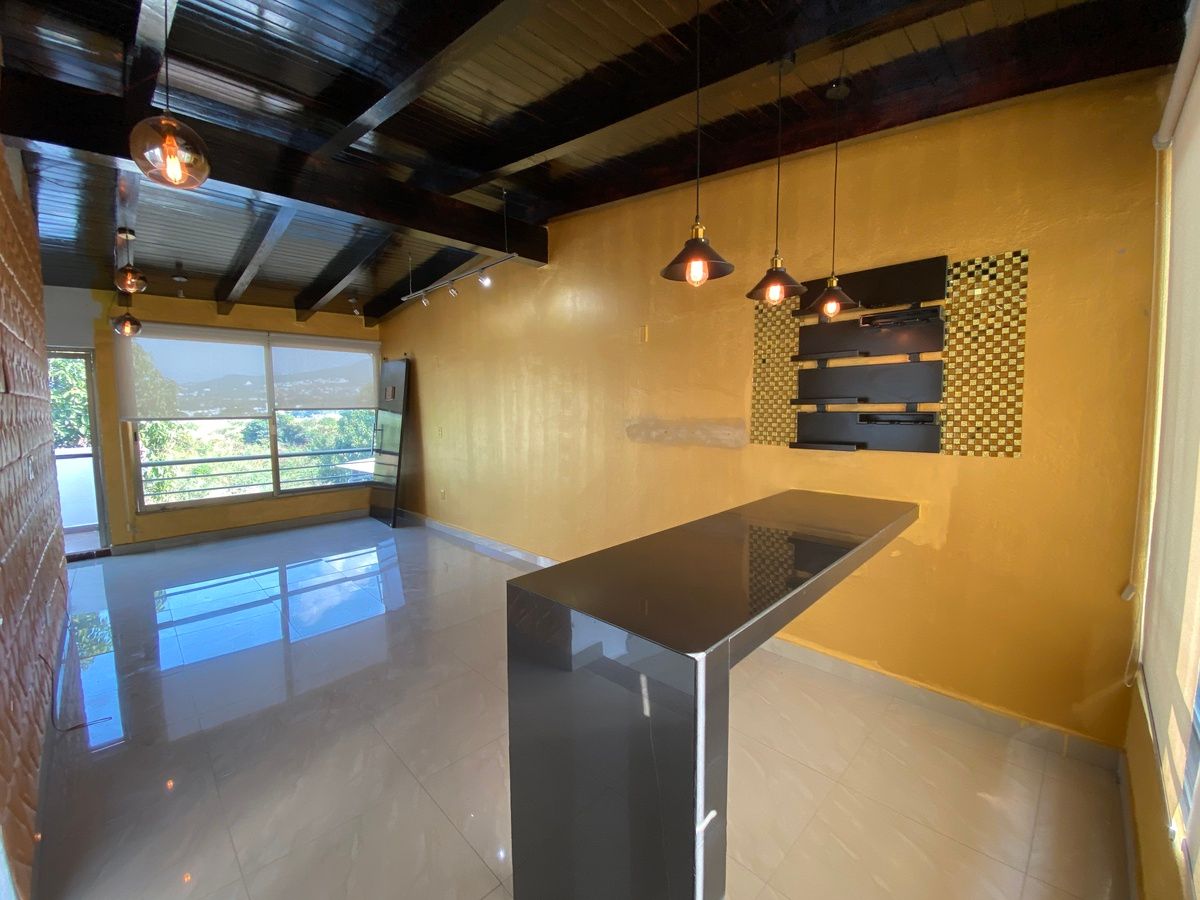 22 de 38: Bar con cantinero y barra