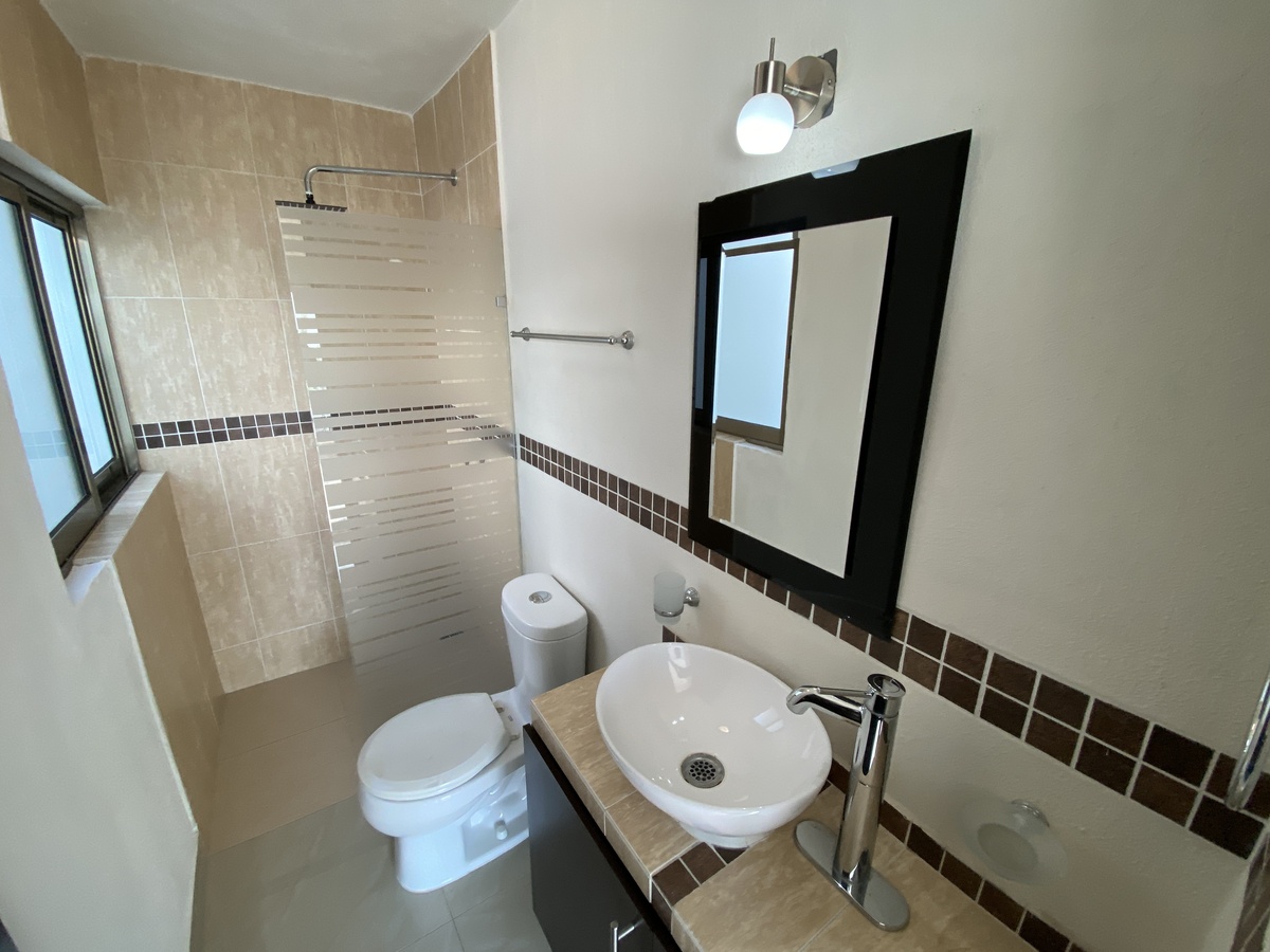 25 de 38: Baño completo para el Bar