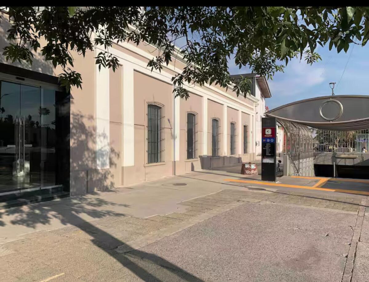 7 of 26: FACHADA FRONTAL Y AREA DE INGRESO PEATONAL