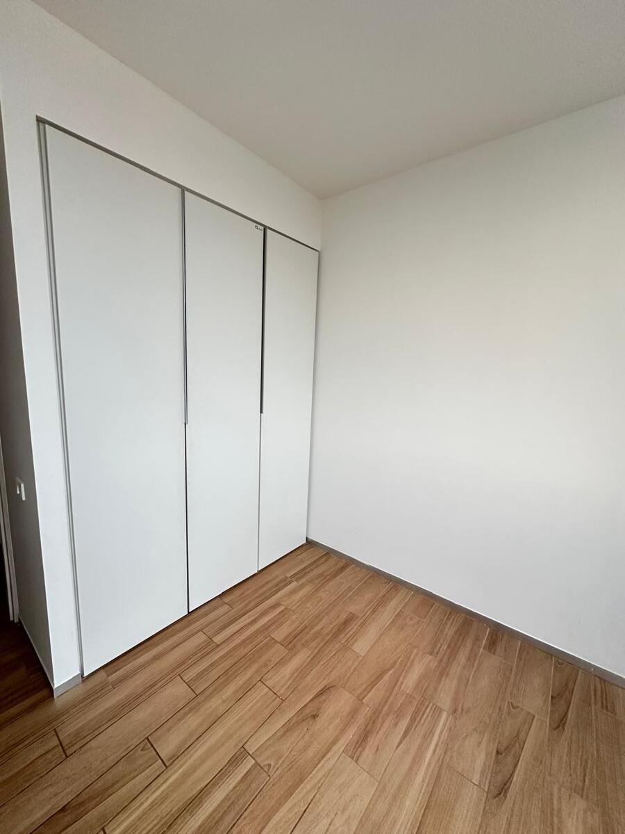 21 of 26: MODELO DE CLOSET