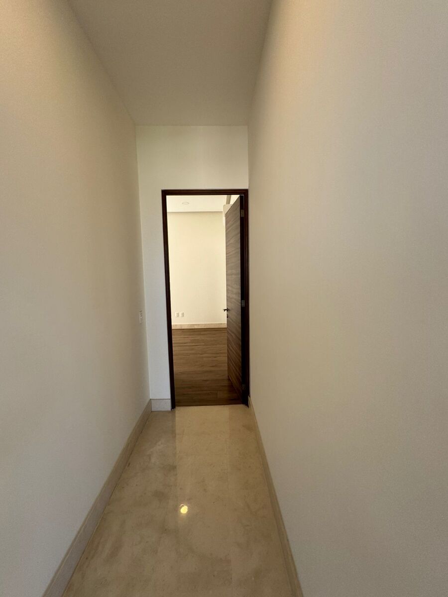 15 of 33: Corredor a segunda habitación