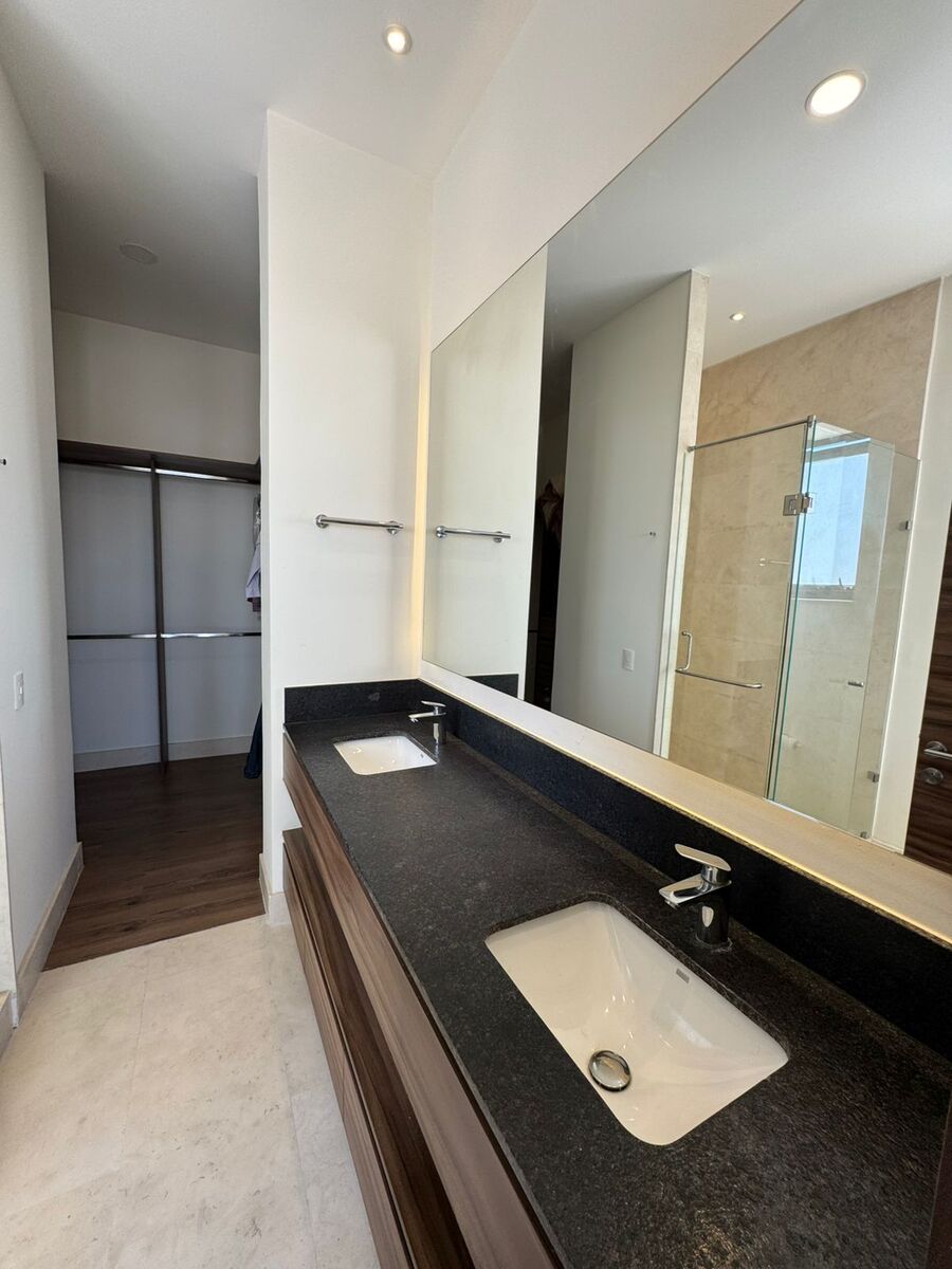 18 of 33: Baño principal con walk in closet