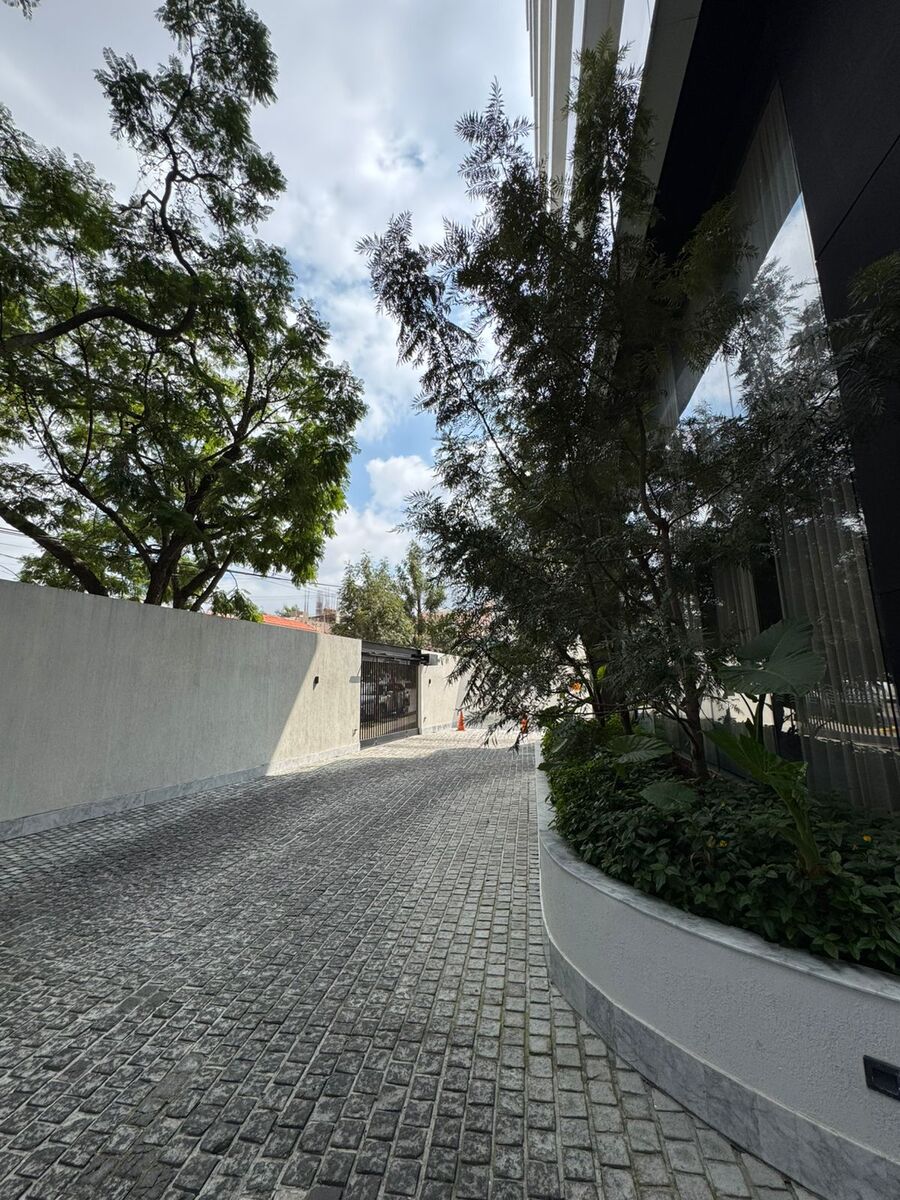 22 of 33: Entrada estacionamient