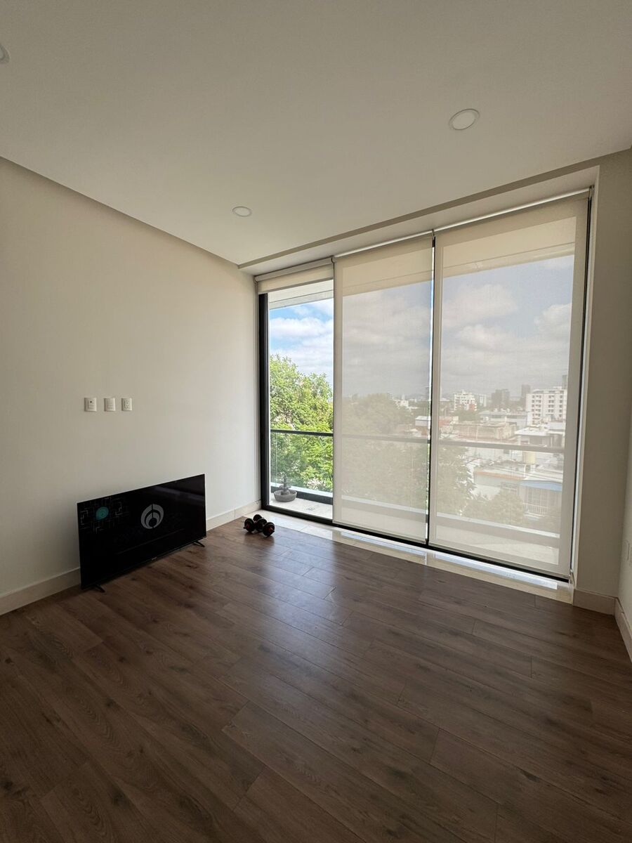 28 of 33: Habitación principal con balcón pasarela