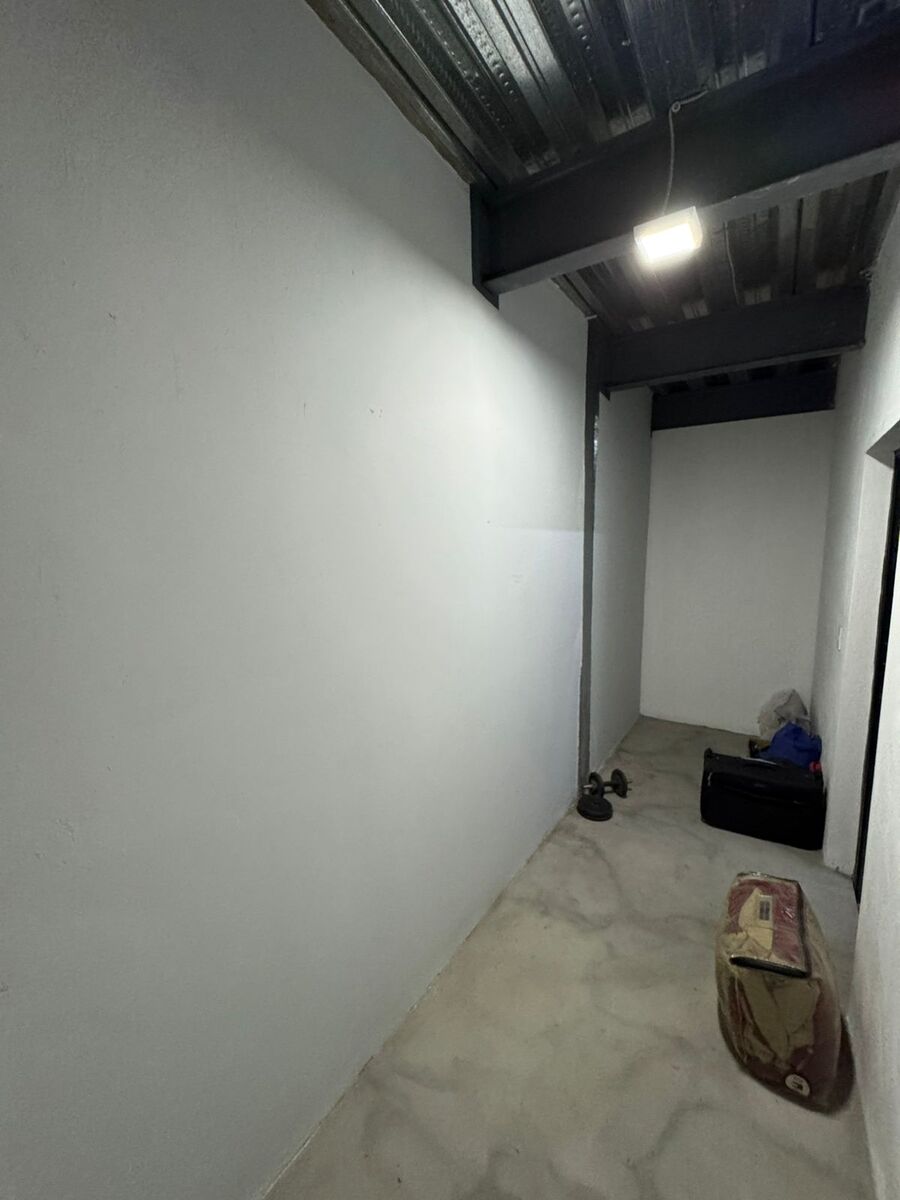 32 of 33: Bodega en estacionaiento