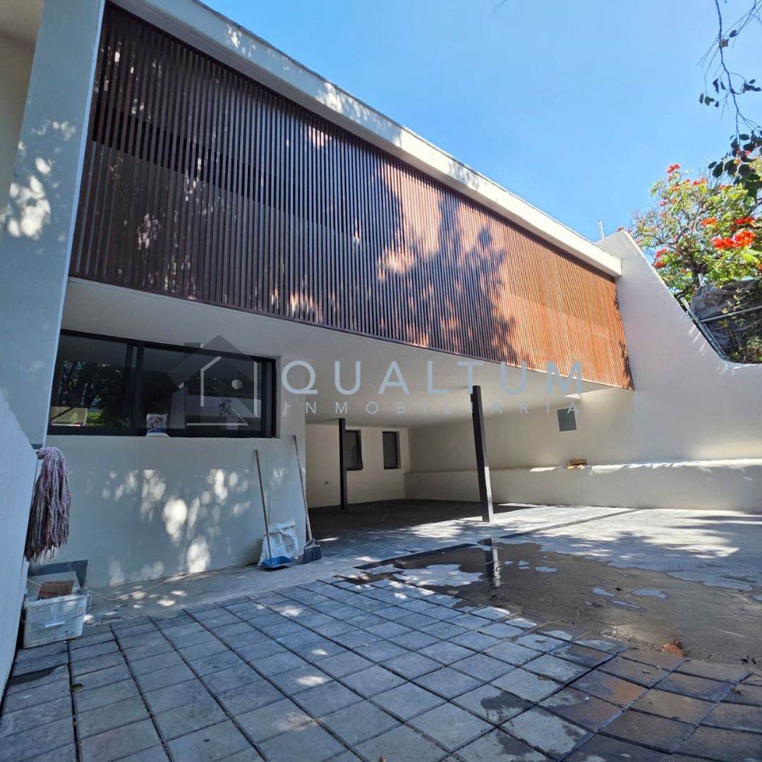 7 de 19: Entrada principal con estacionamiento para 4 autos