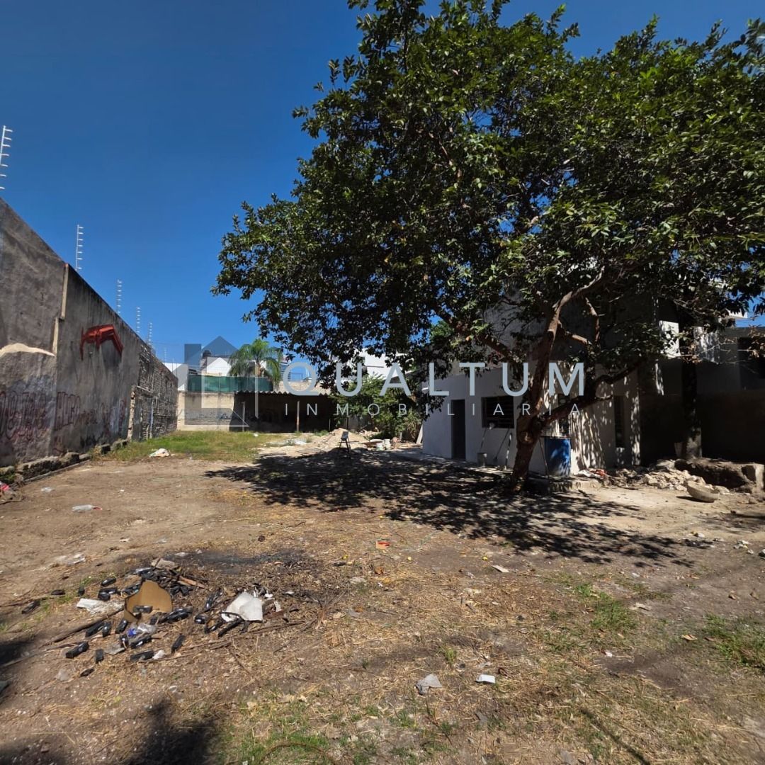 9 de 19: Estacionamiento para 20 - 24 autos con caseta o bodega