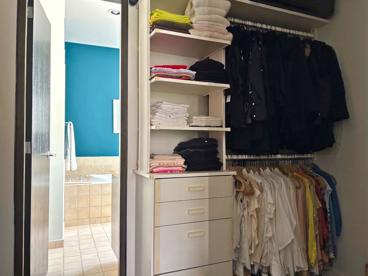 15 de 34: Walk-in closet de recámara principal