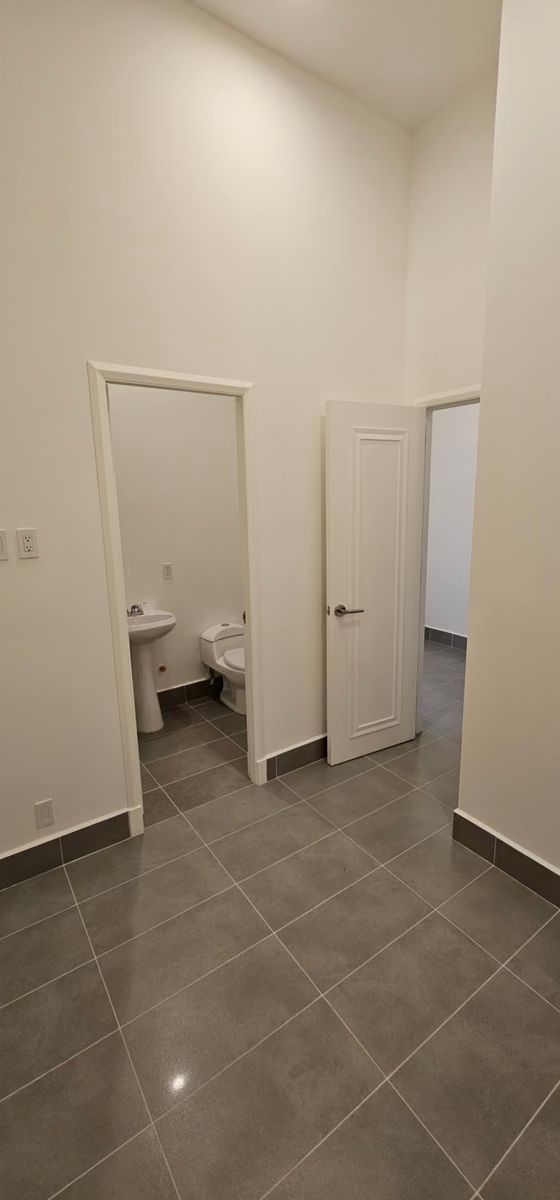 21 de 26: Cuarto de servicio con baño completo