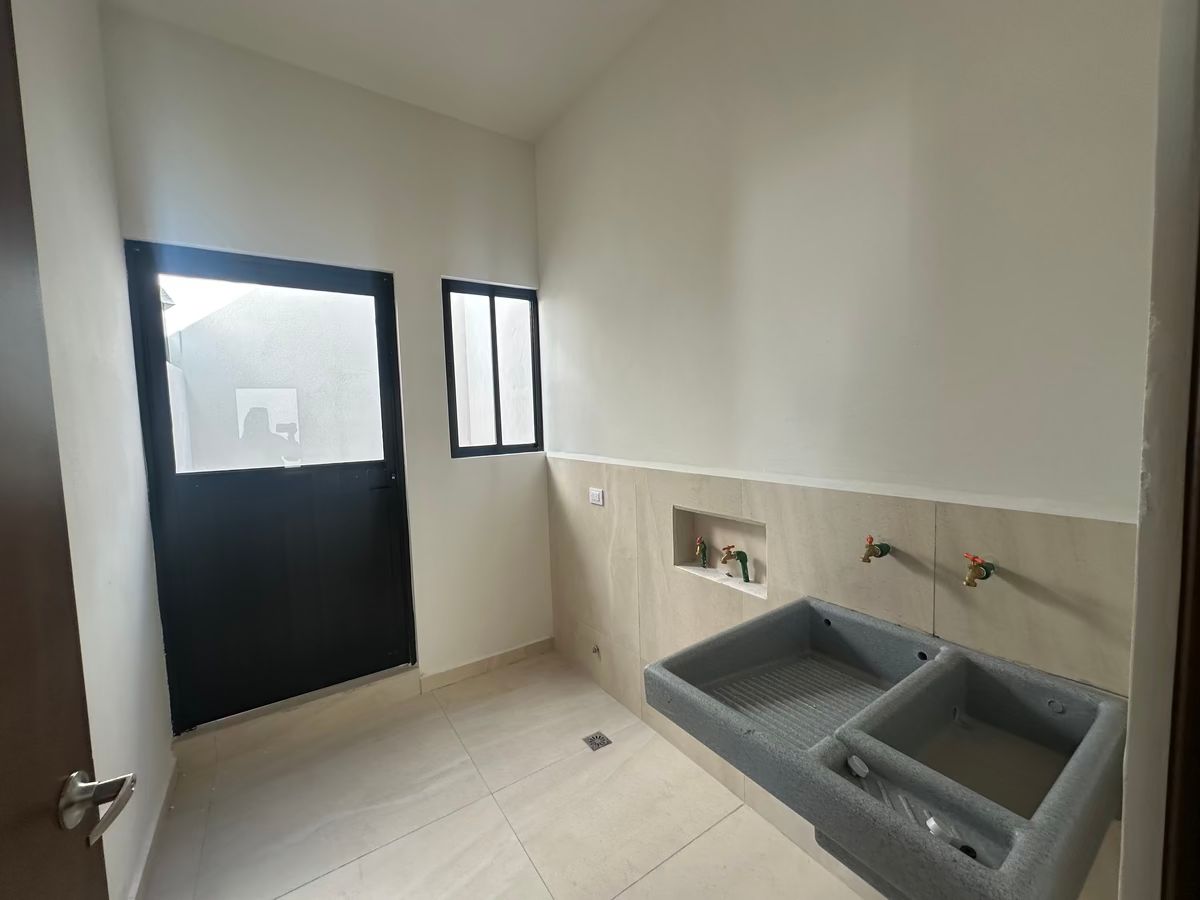 13 de 31: LAVANDERIA CON PATIO