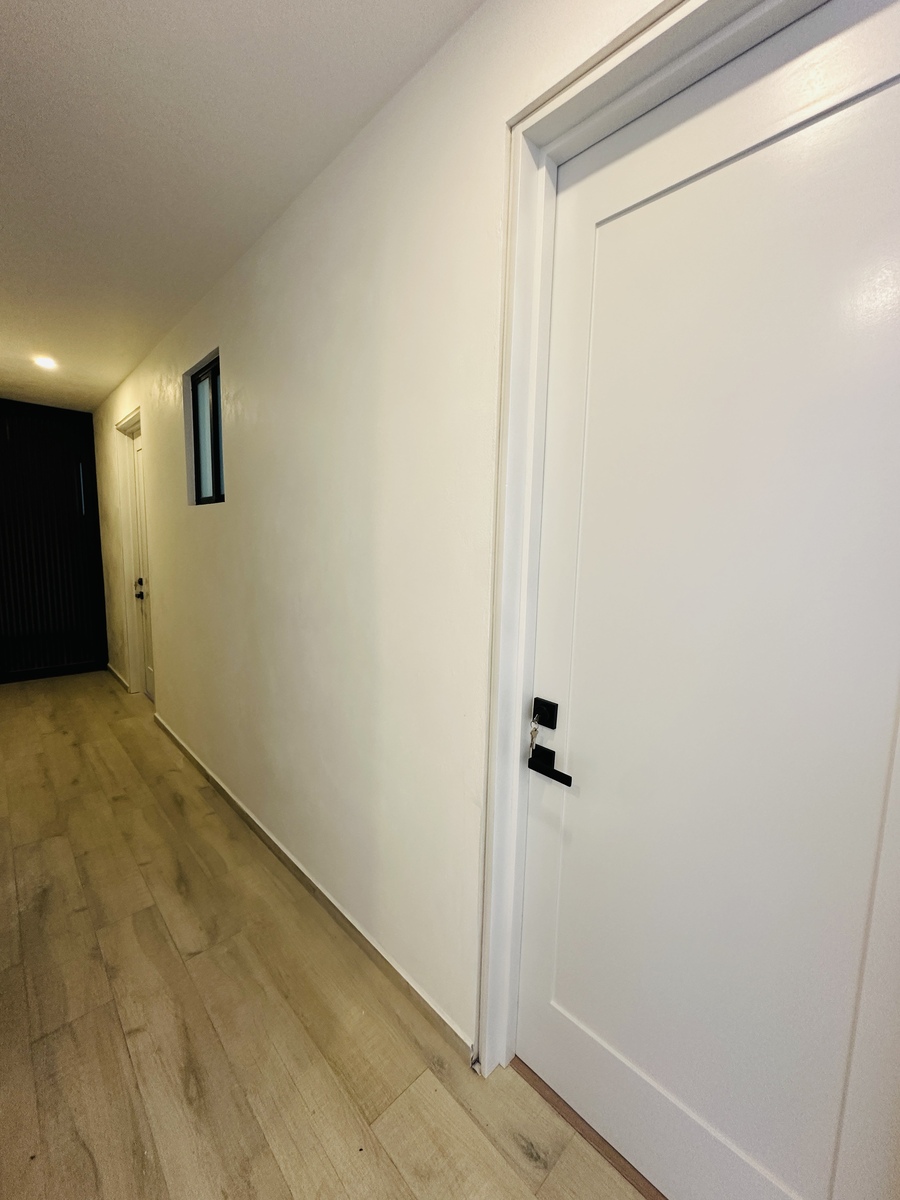 18 of 36: Pasillo para estudios frente al mar