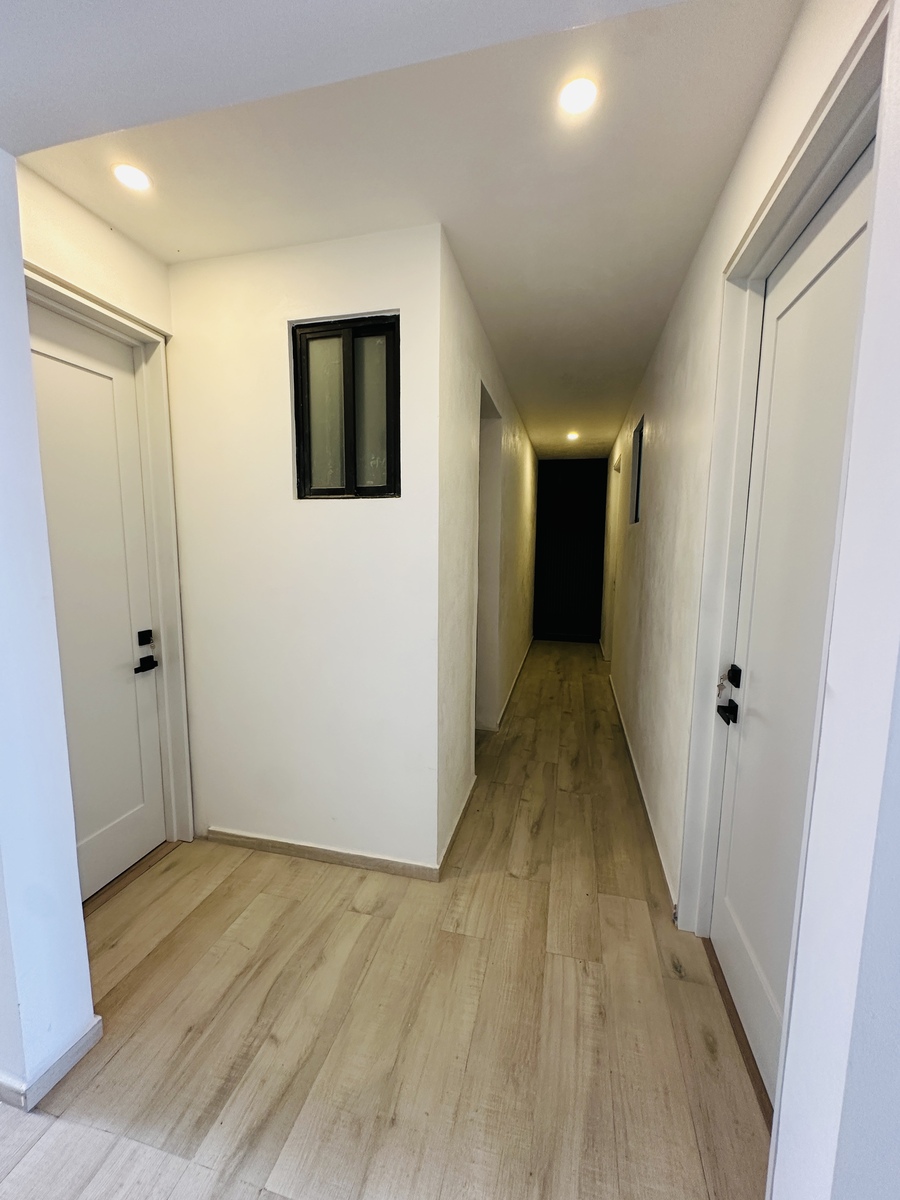 19 of 36: Pasillo para los 3 estudios