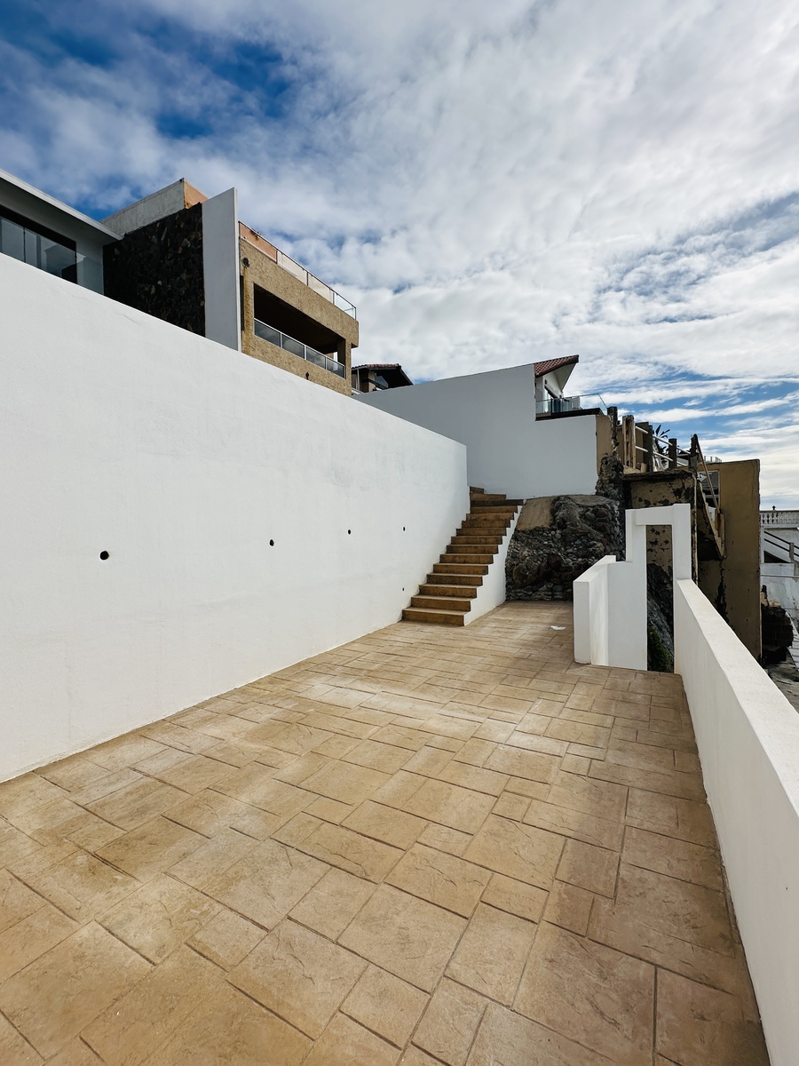 14 of 36: Segunda terraza, con acceso a la playa