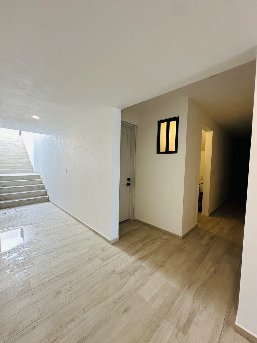 20 of 36: Escaleras para llegar a estudios