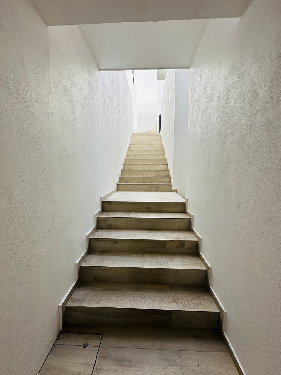 21 of 36: Escaleras para llegar a estudios