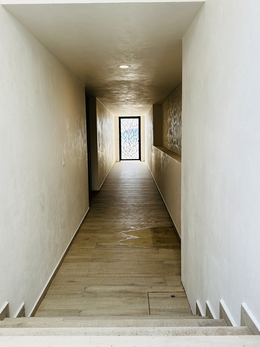 22 of 36: Pasillo hacia terraza frente al mar