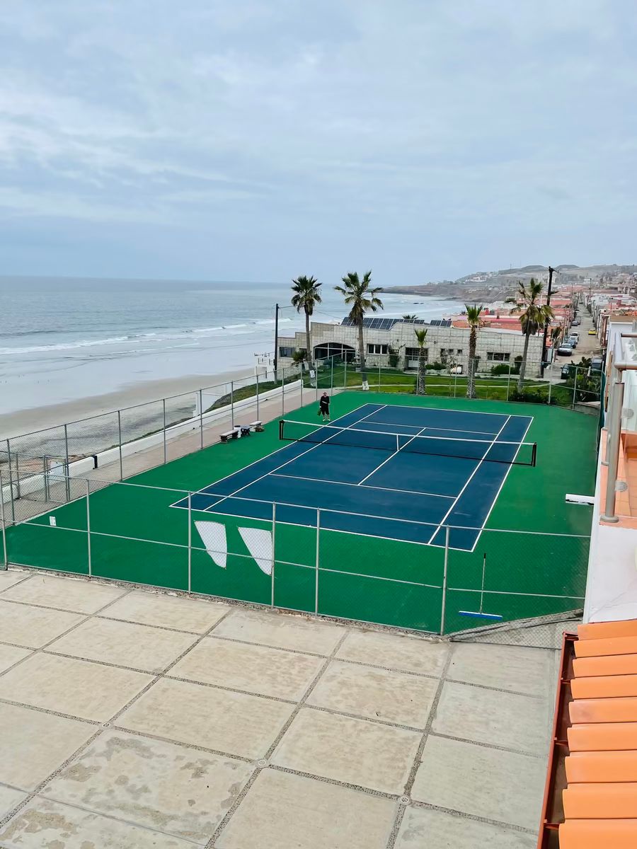 23 of 36: Cancha de tenis frente al mar