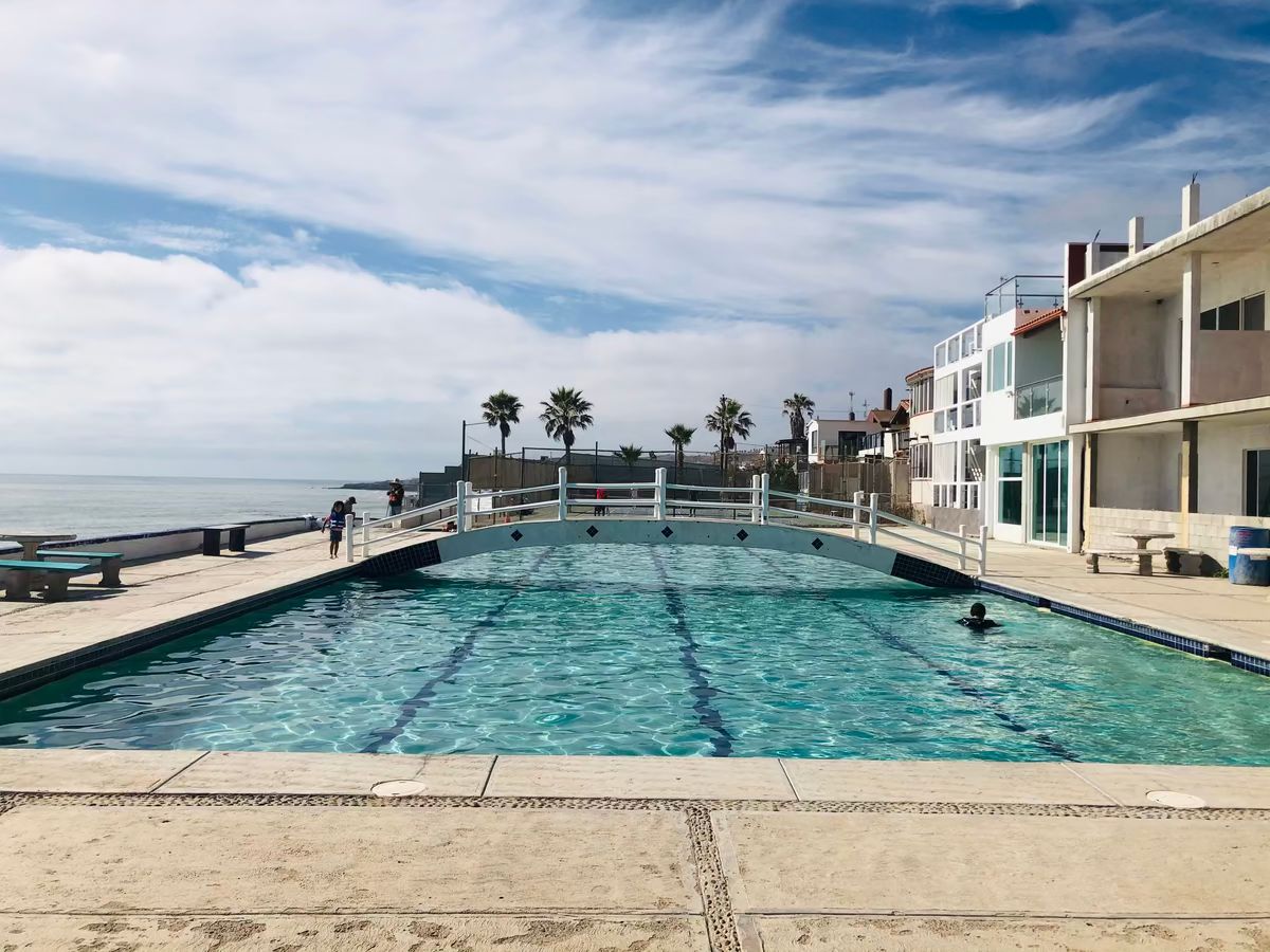 24 of 36: Alberca frente al mar