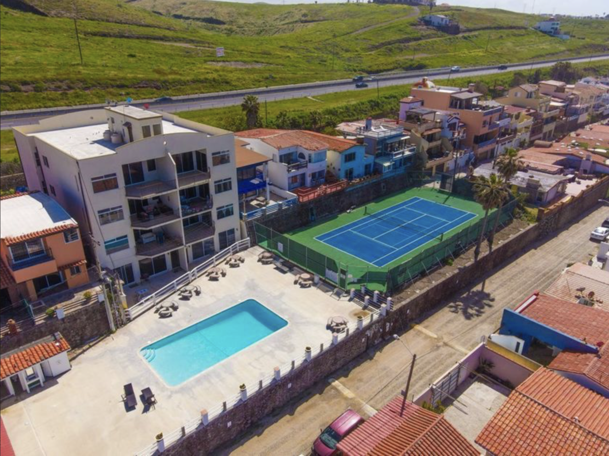 28 of 36: Alberca y cancha de tenis con vista al mar