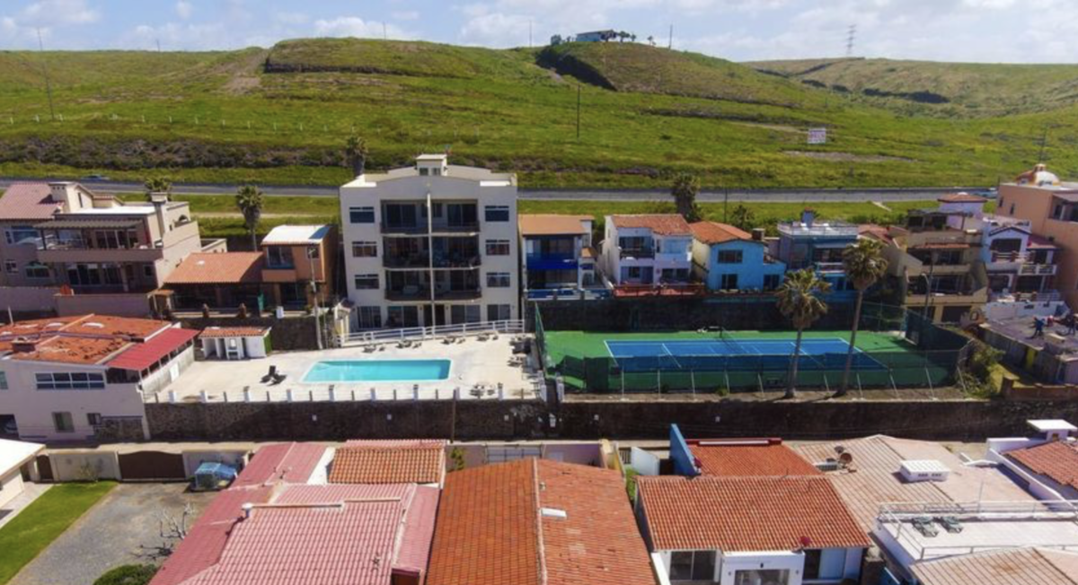 35 of 36: Alberca y cancha de tenis con vista al mar