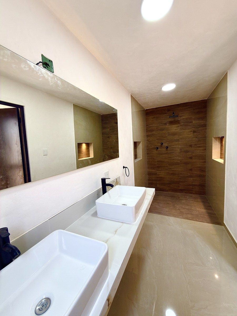 9 de 10: Baño con doble lavabo de la principal