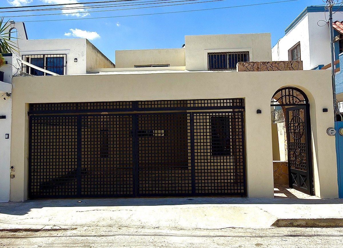 1 de 10: Fachada y cochera techada con reja