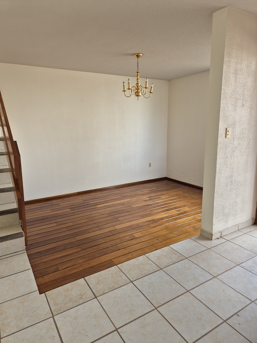 3 of 14: Sala con acabados en madera