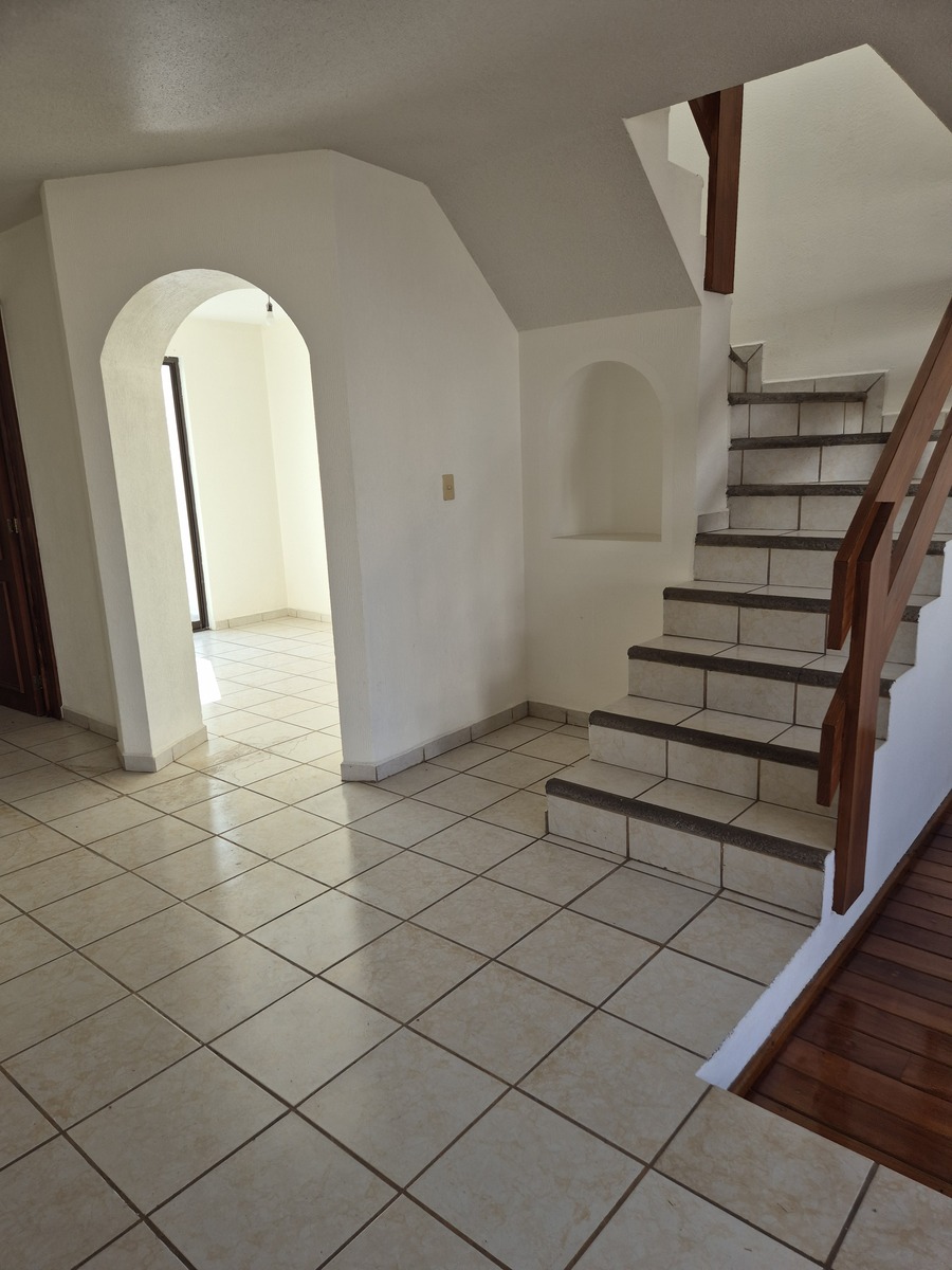 4 of 14: Hall de distribución y escaleras