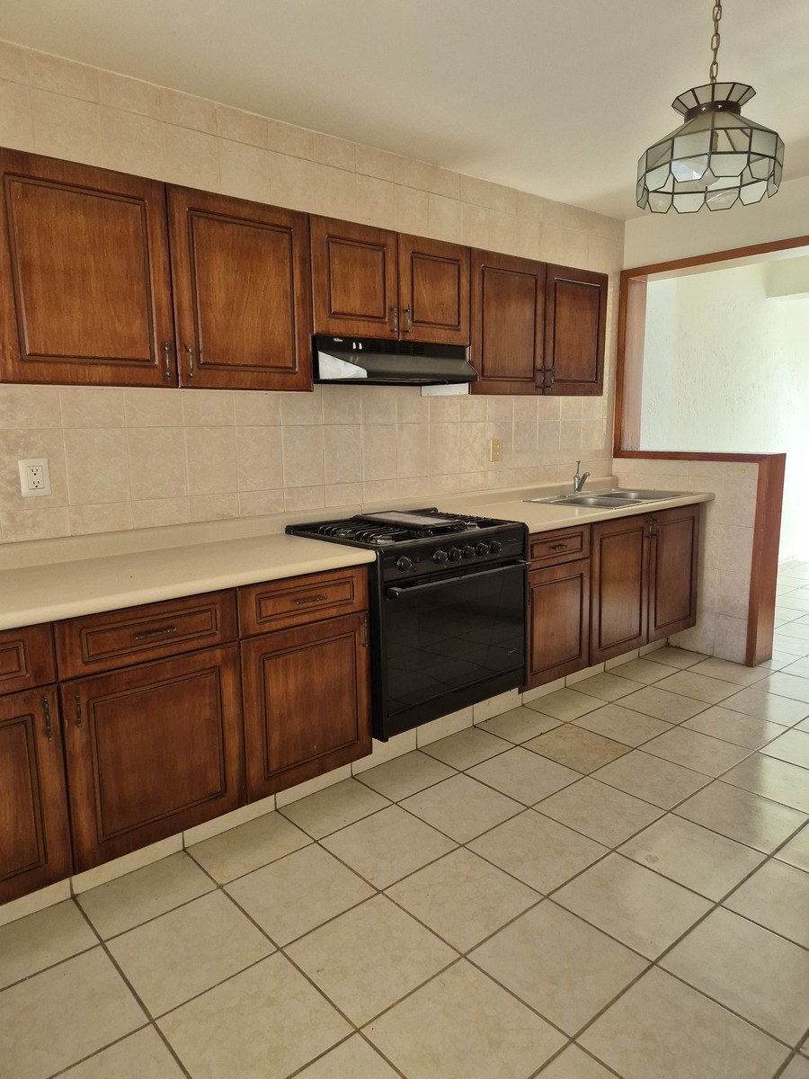 5 of 14: Amplia cocina equipada