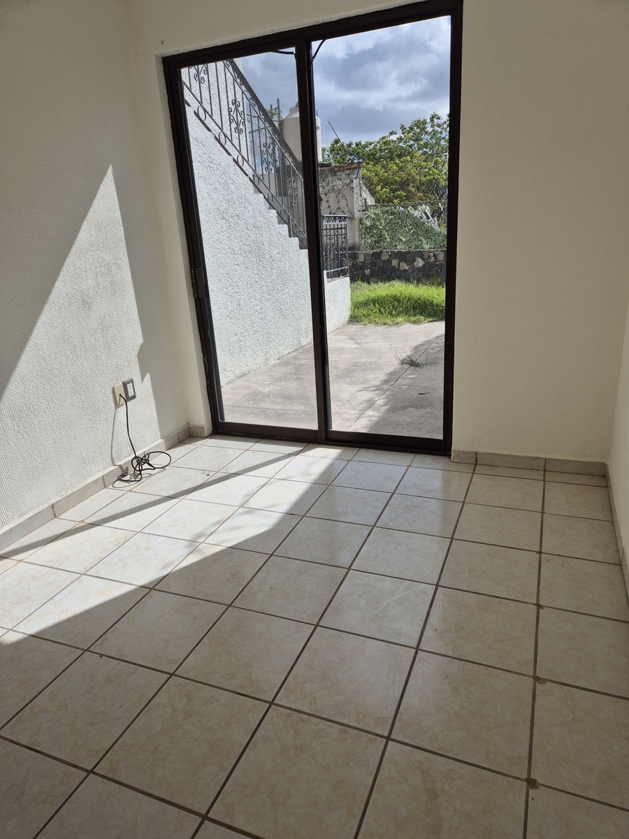 6 of 14: Family room con salida a la terraza y jardín