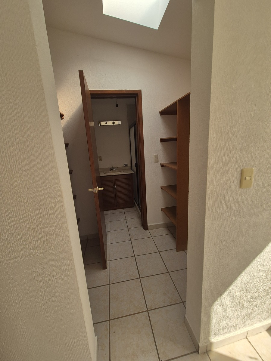 10 of 14: Walking closet