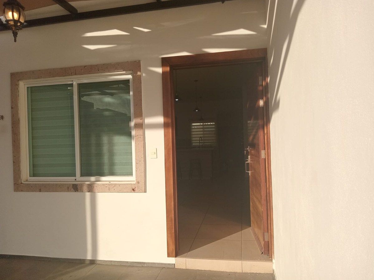 2 de 41: Puerta Principal