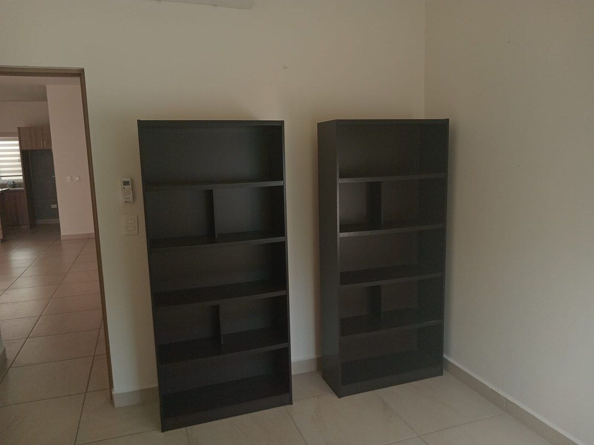 15 de 41: Libreros en recamara Jr.