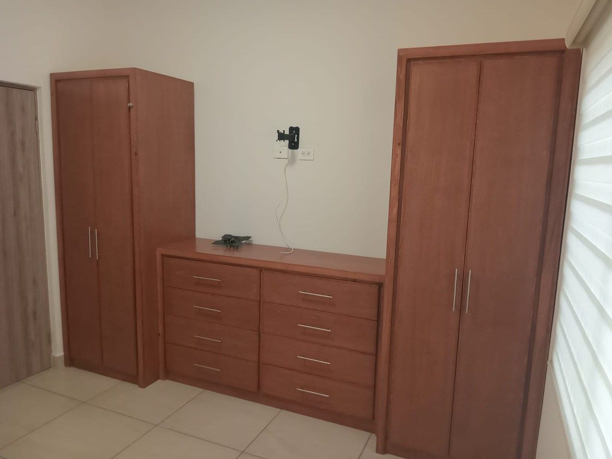 19 de 41: Cajonera/ Ropero