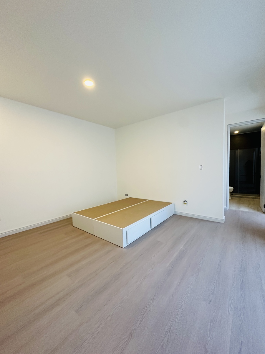 7 of 41: Habitacion c/cama queen con cajonera, incluye colchon nuevo