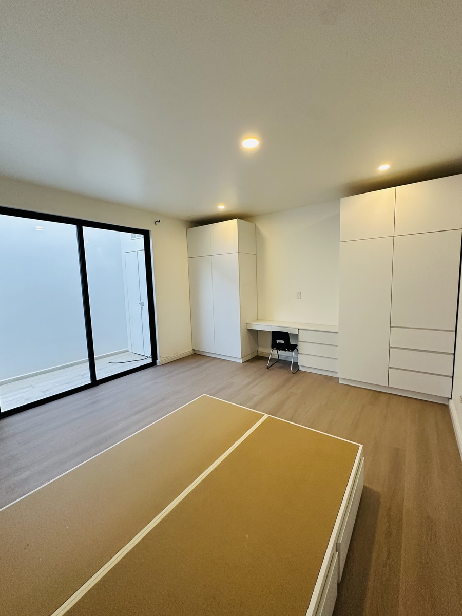 8 of 41: 2 Armarios c/escritorio, puerta corrediza acceso a pasillo